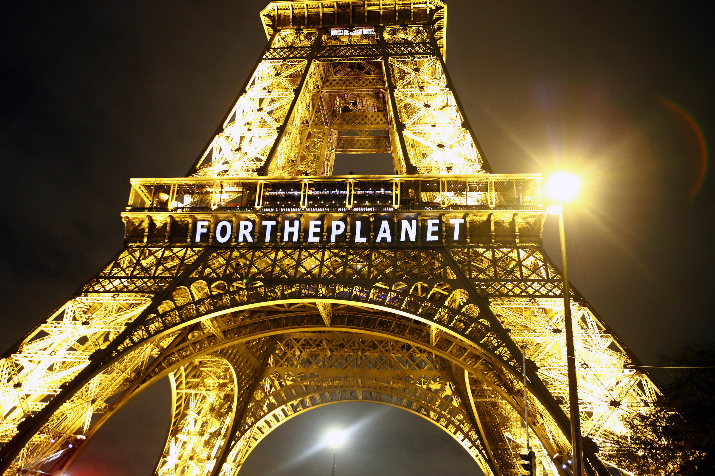 Paryż oszczędza energię. Wieża Eiffla zaśnie wcześniej - Podróże