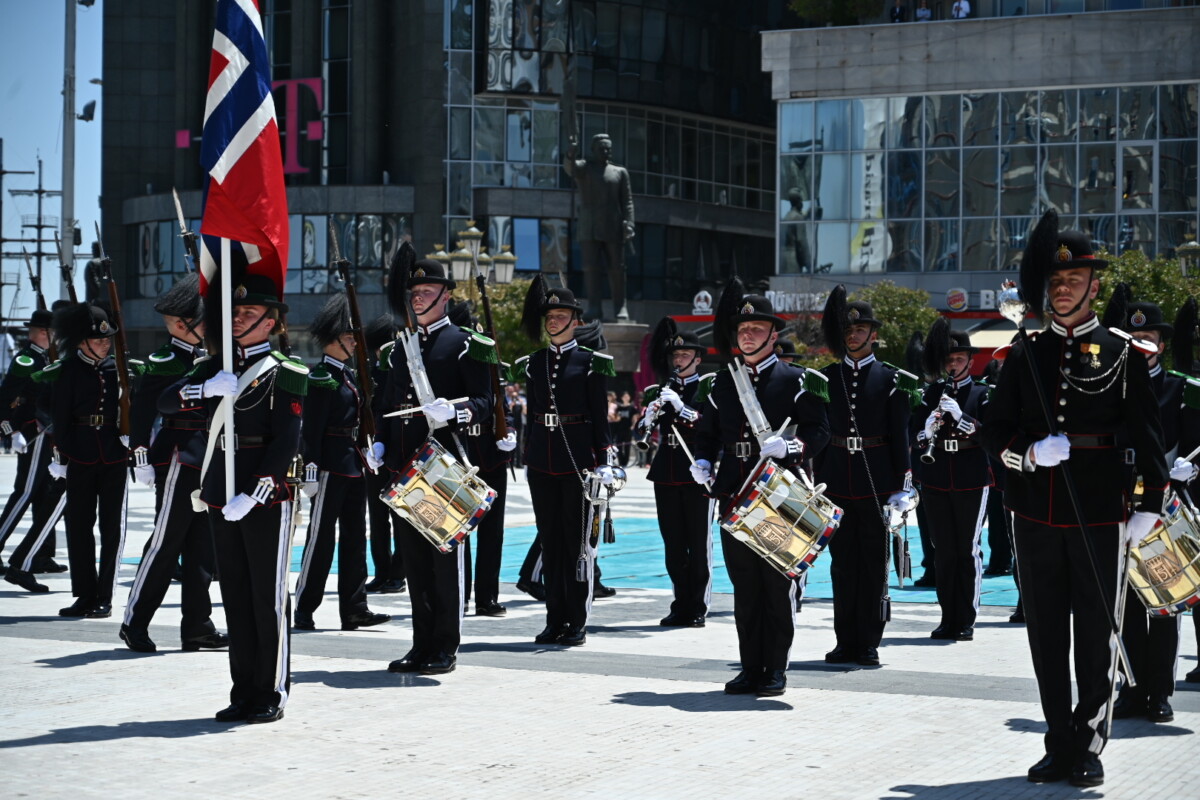GALLERI: Representasjon av den norske kongegarden på Makedonia-plassen