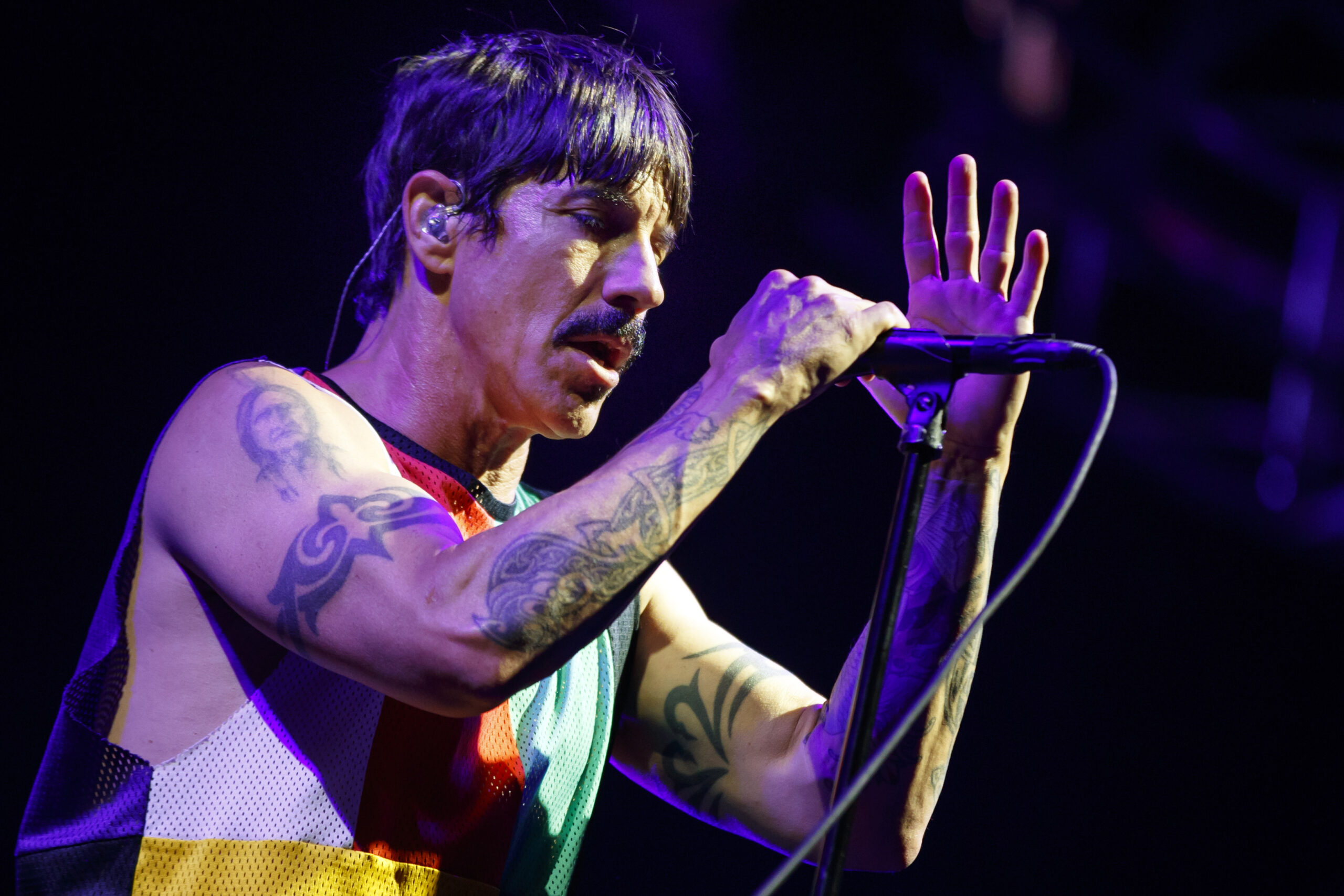 El cantante de Red Hot Chili Peppers tiene una novia 36 años menor que él – Prensa Libre