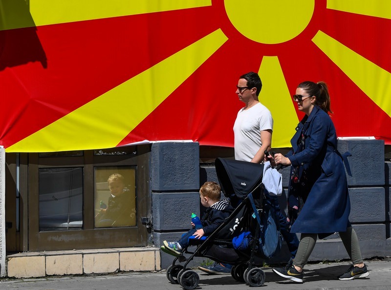 семејство бебе новороденче пар македонија знаме